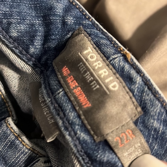 Torrid Mid Rise Skinny - Picture 2 of 3